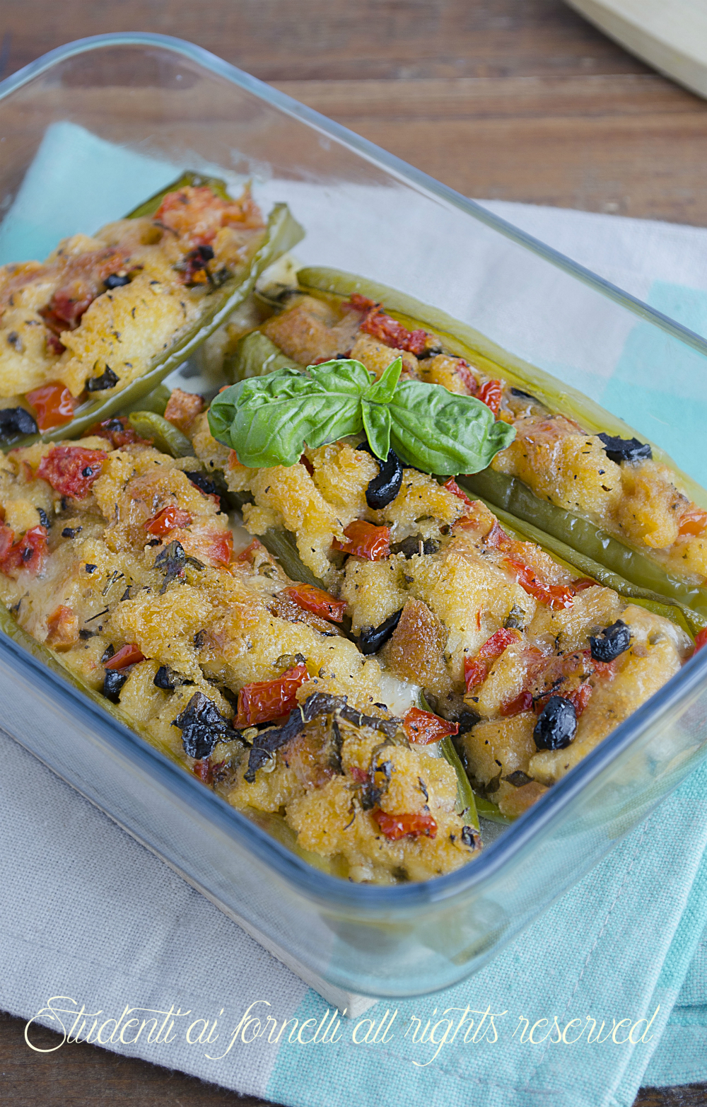 peperoni verdi ripieni a barchetta ripieni di olive pomodorini e mozzarella ricetta secondo gustoso estivo