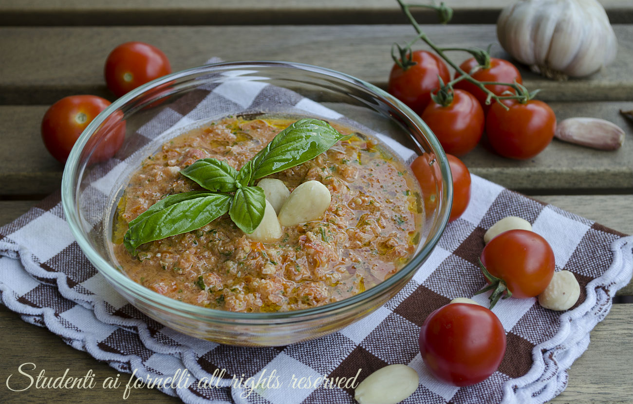 ricetta pesto alla trapanese con pomodori basilico mandorle grana parmigiano ricetta condimento per pasta a crudo estivo