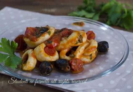 ricetta calamari con pomodoro e olive in padella ricetta pesce secondo facile veloce