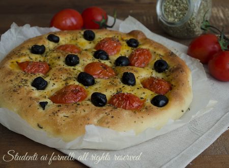 FOCACCIA SOFFICISSIMA con POMODORINI E OLIVE