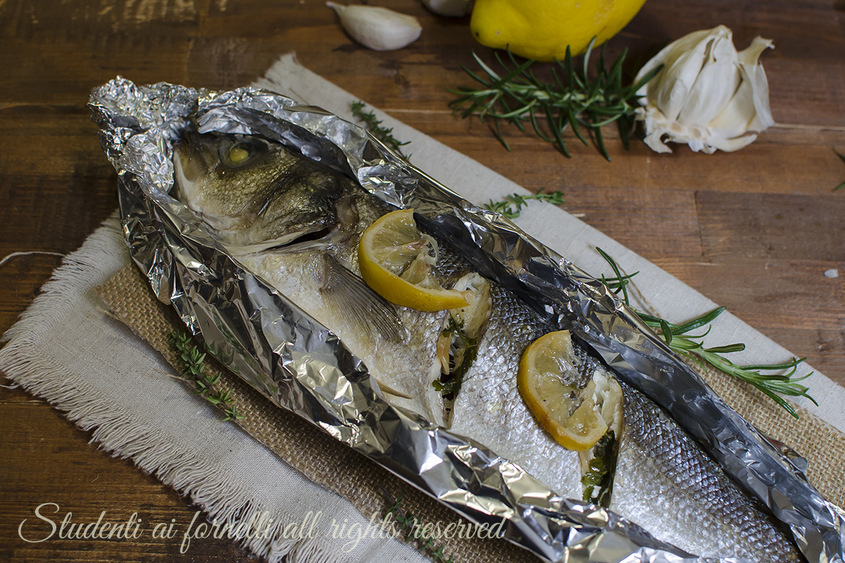 branzino al limone al cartoccio al forno ricetta pesce facile veloce