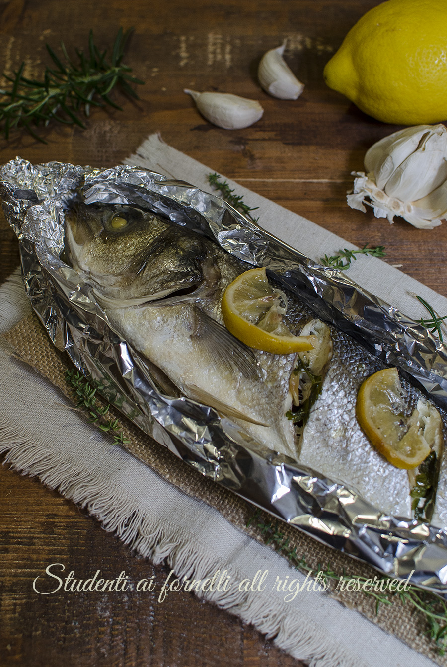 branzino al limone al cartoccio al forno ricetta pesce facile veloce
