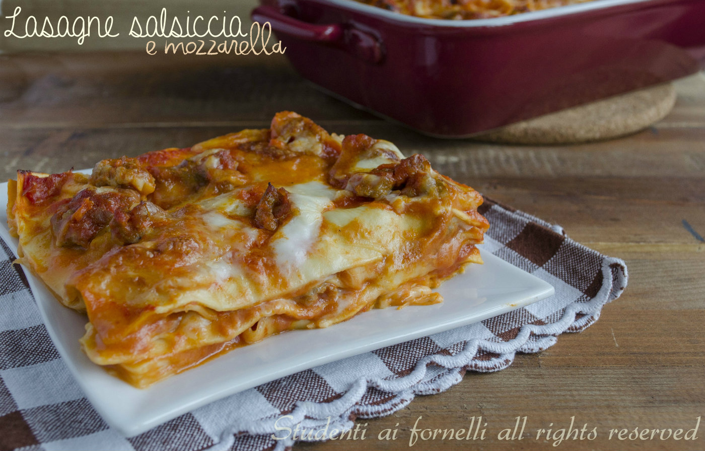 lasagne con salsiccia e mozzarella con besciamella-ricetta-lasagna-gustosa-al-ragu