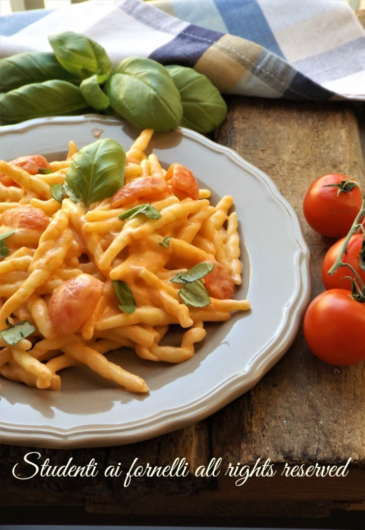 pasta stracchino e pomodoro cremosa pomodorini -ricetta-primo-piatto-cremoso-facile-veloce-ricetta