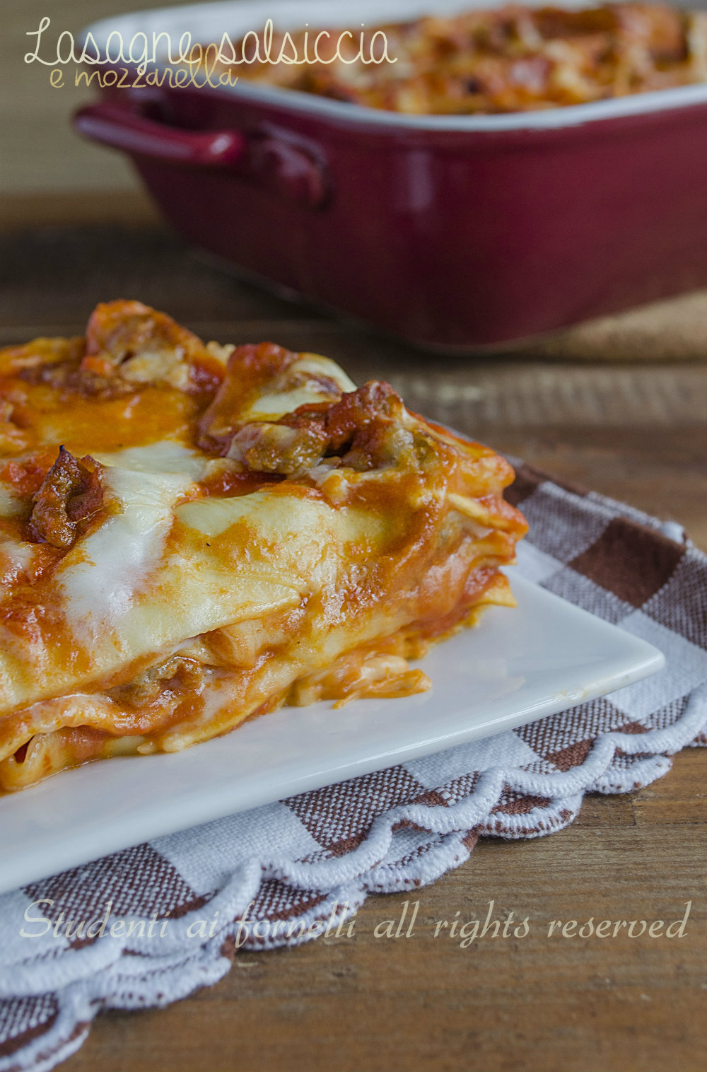 ricetta lasagne con salsiccia e mozzarella con-besciamella-ricetta-lasagna-gustosa-al-ragù