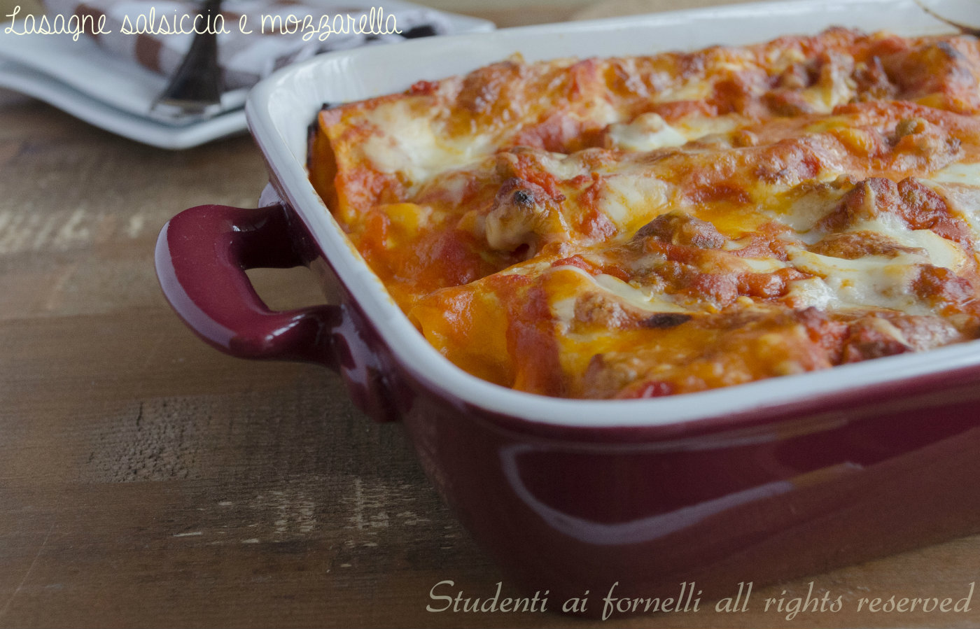 ricetta lasagne con salsiccia e mozzarella con-besciamella-ricetta-lasagna-gustosa-al-ragù