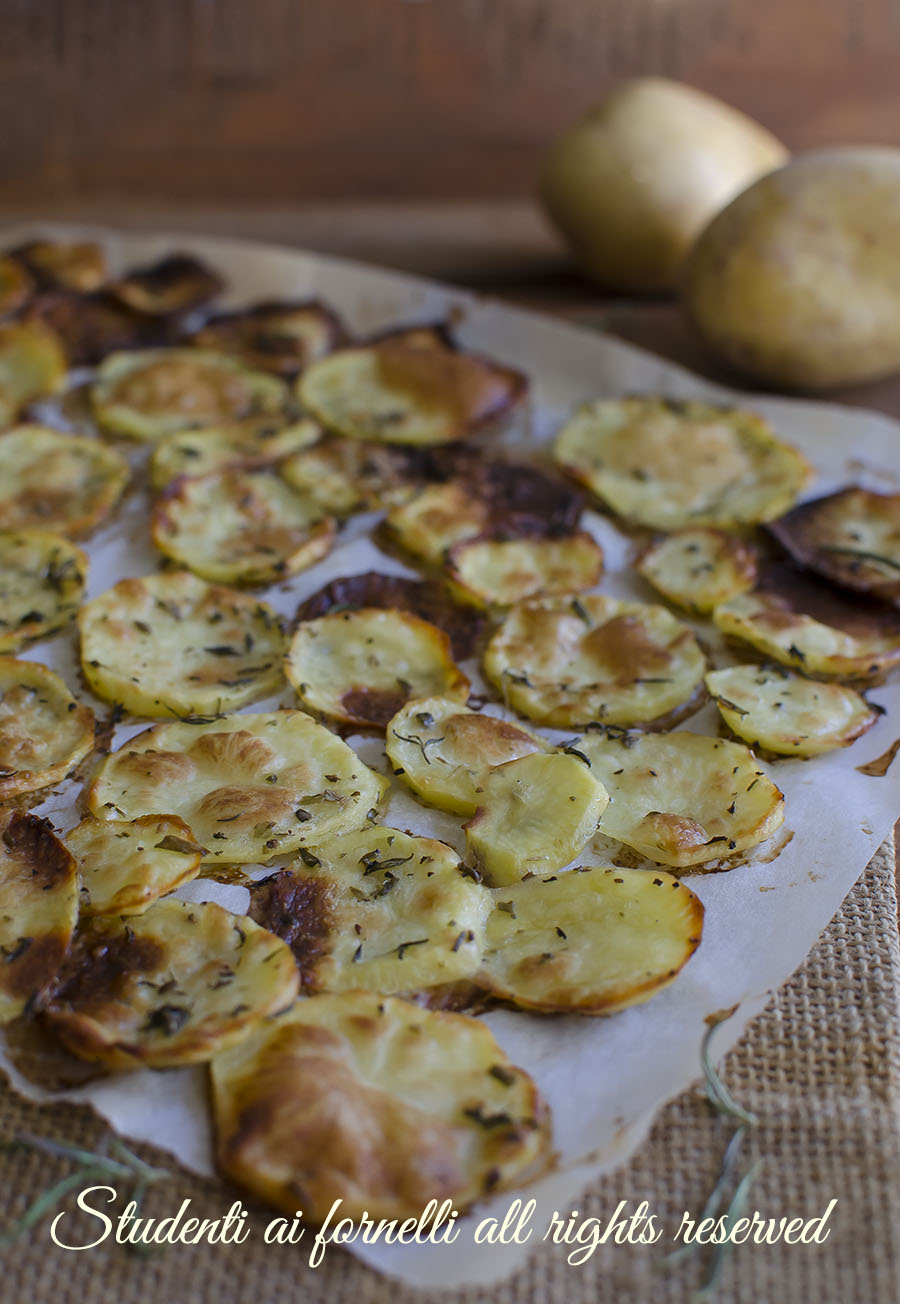 patatine chips al forno senza frittura patate-sfoglia-al-forno-patate-chips-light-alle-erbe-aromatiche-facili-e-veloci