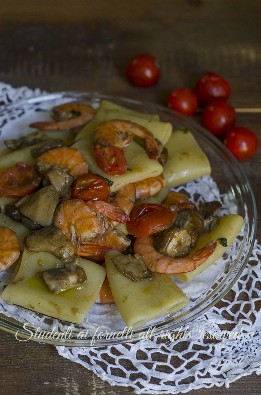 pasta gamberi e funghi porcini-ricetta-primo-piatto-gustoso-facile-veloce-pesce-natale-vigilia