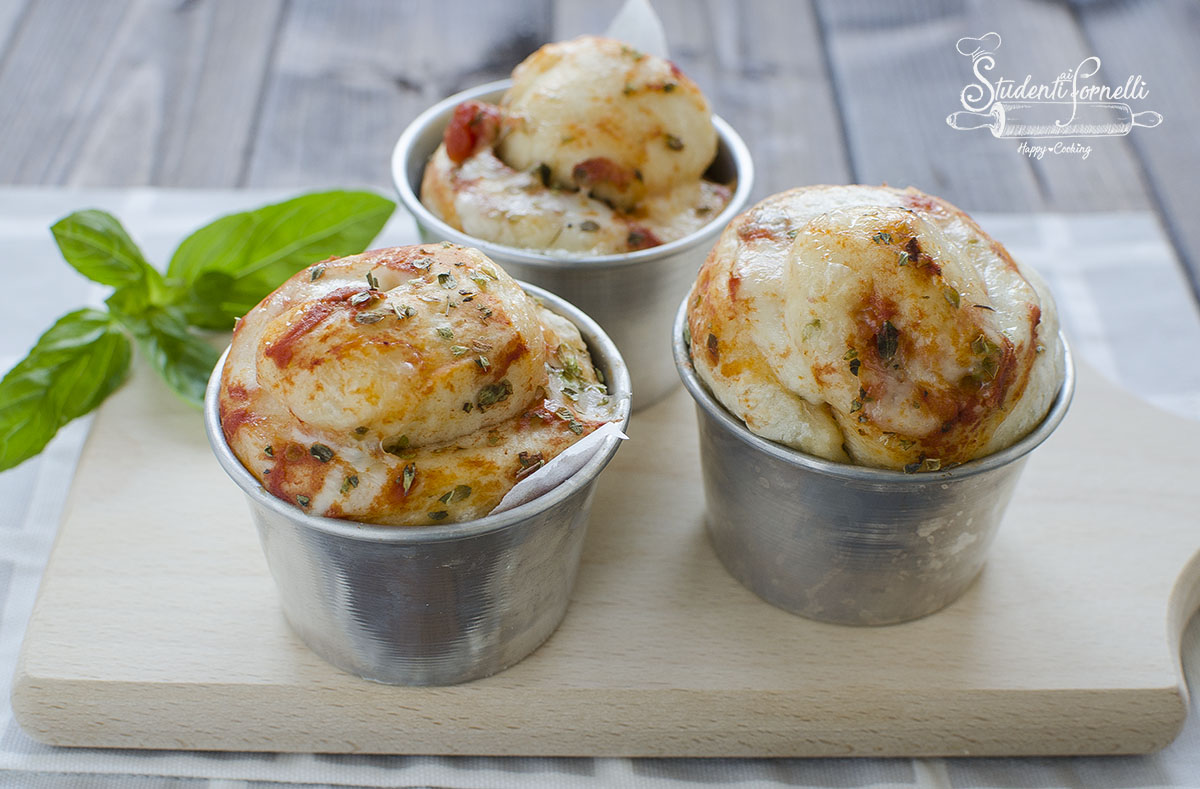 pizza muffin salati pomodoro mozzarella ricetta muffin con lievito di birra