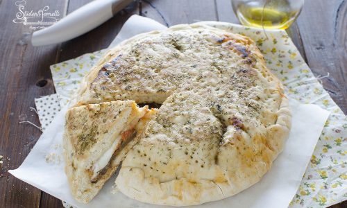 FOCACCIA RIPIENA alla PARMIGIANA con MELANZANE e MOZZARELLA FOCACCIA RIPIENA alla PARMIGIANA con MELANZANE e MOZZARELLA
