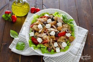 panzanella con insalata alla greca feta pomodori tonno ricetta