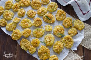 ricetta Patate gratinate con panatura di patatine sfiziosa ricetta Patate gratinate con panatura di patatine sfiziosa