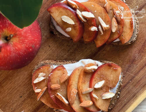 PANE TOSTATO CON MELE ALLA CANNELLA