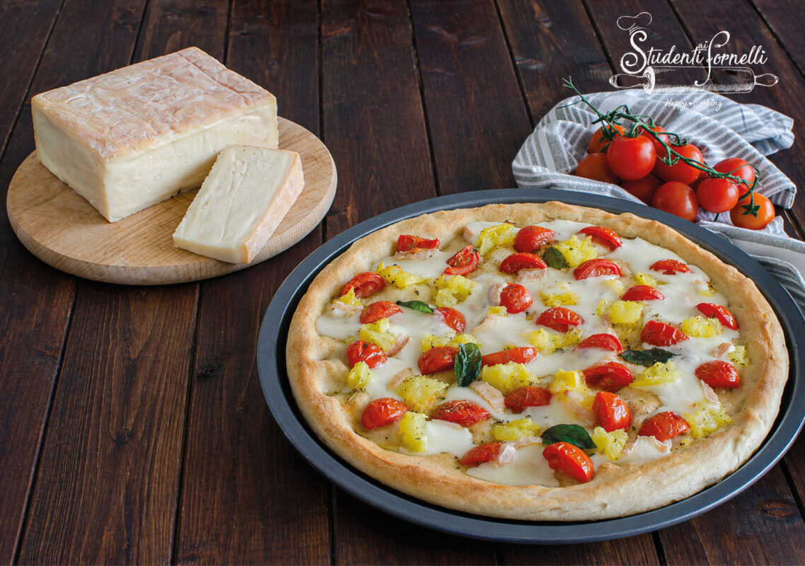 pizza con patate lesse e pomodorini