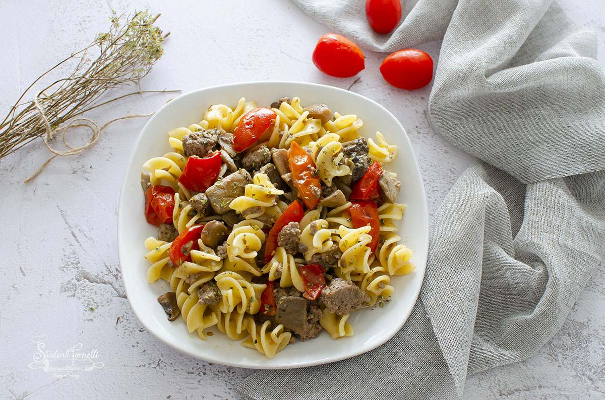fusilli con funghi e salsiccia vegana ricetta