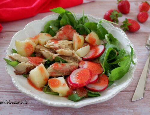 Insalata con sgombro patate e dressing alle fragole