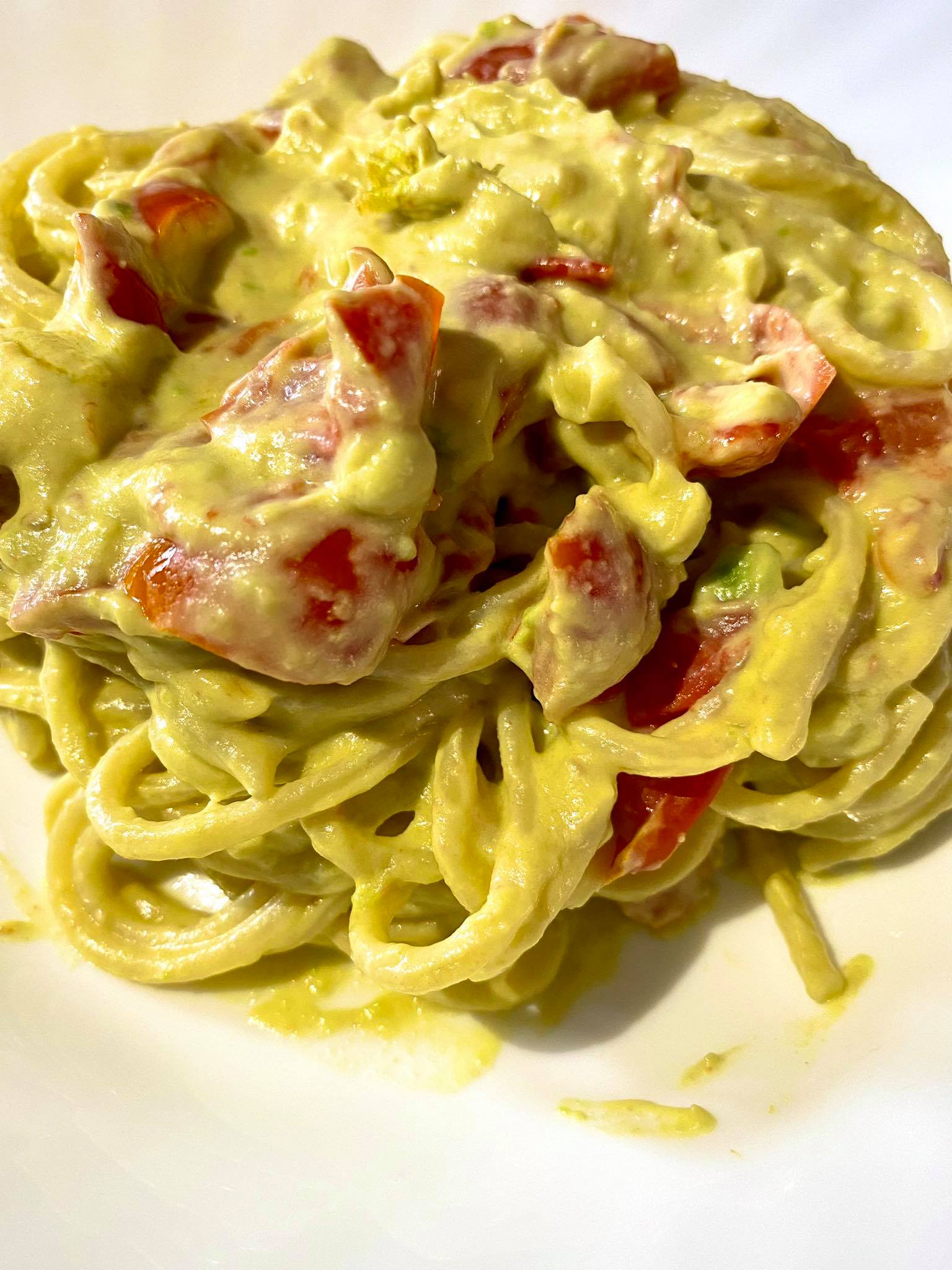 Pasta con crema di avocado e pomodorini