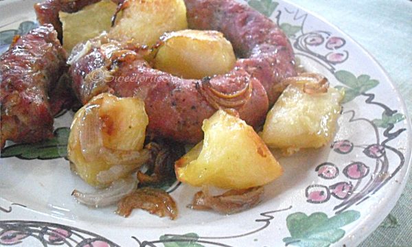 Salsiccia al forno con patate e cipolla