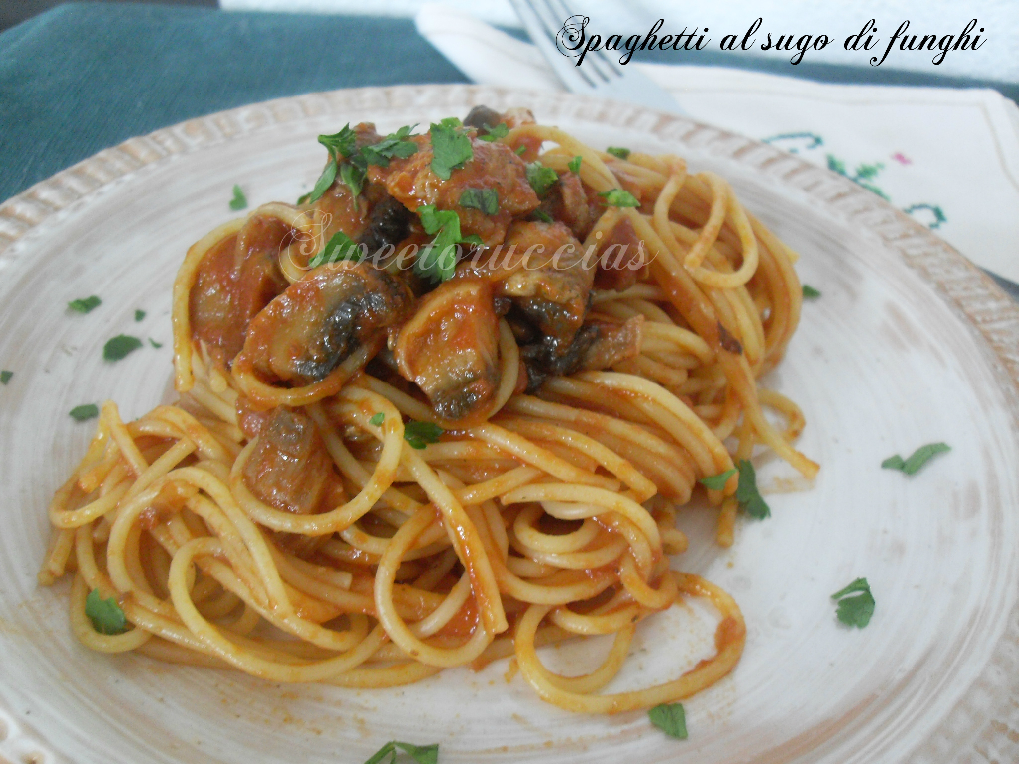 Spaghetti al sugo di funghi