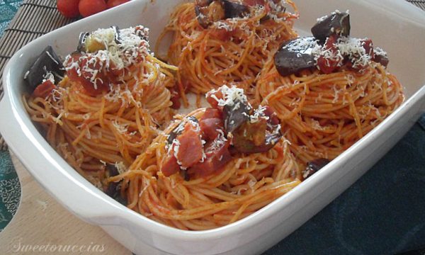 Spaghetti gratinati con speck e melanzane