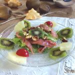 Insalata al kiwi con salmone e frutta secca