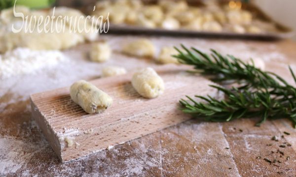 Ricetta base gnocchi di patate con rosmarino nell’impasto