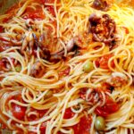 spaghetti  con moscardini olive e capperi