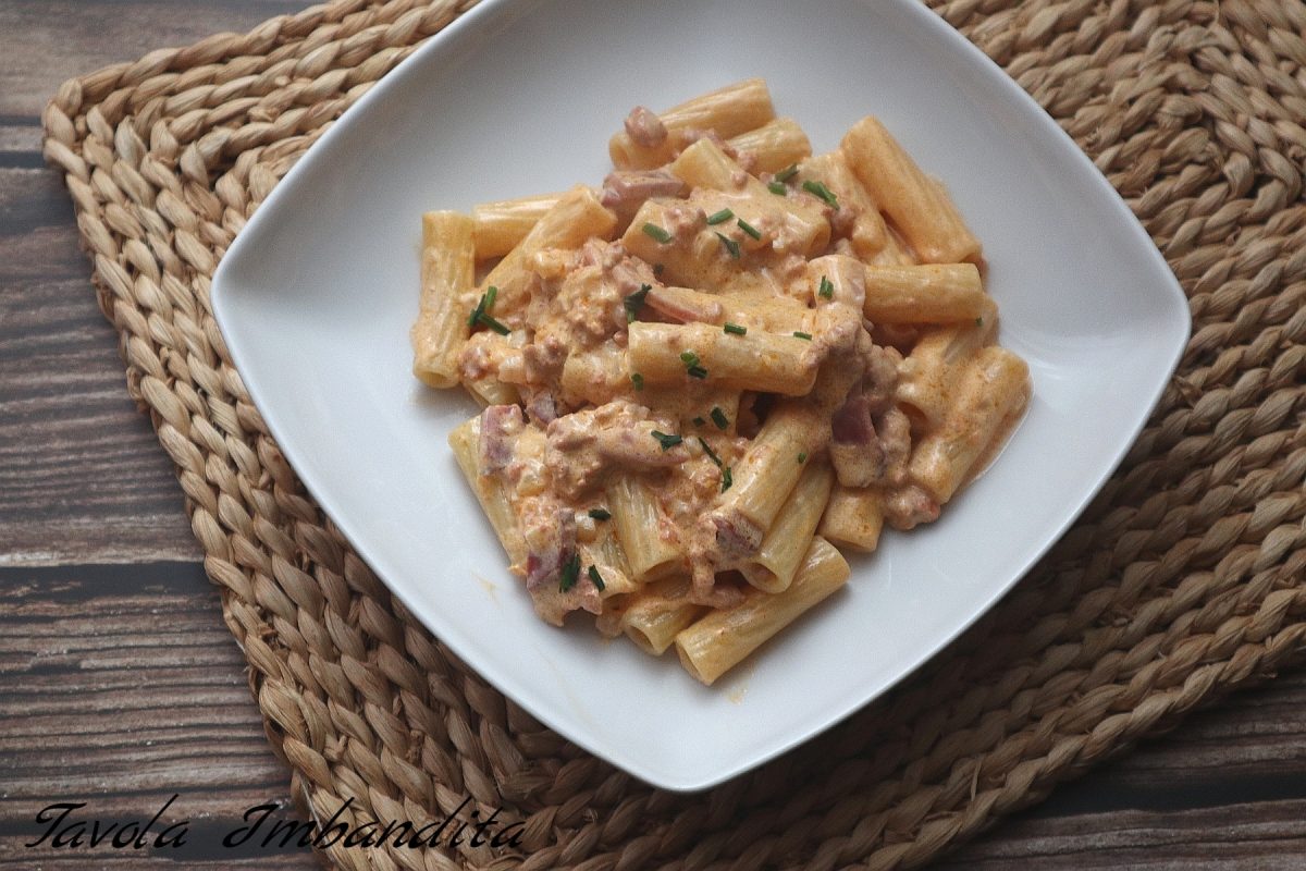 Rigatoni cremosi con salsiccia e speck