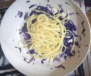 spaghetti con cavolo cappuccio viola