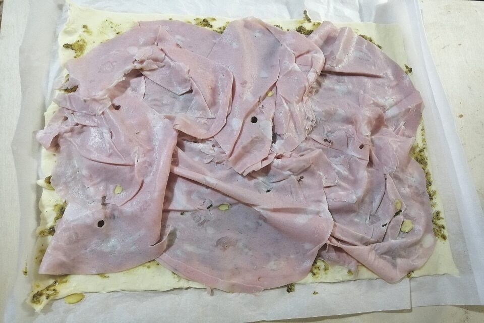 Rustici con pesto di pistacchi e mortadella — Tavola imbandita