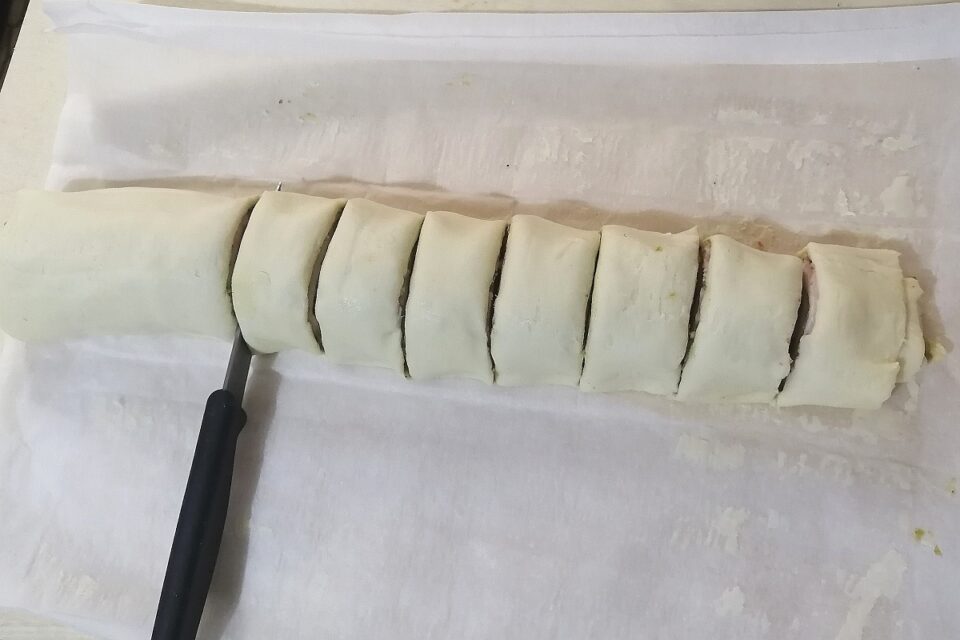 Rustici con pesto di pistacchi e mortadella — Tavola imbandita