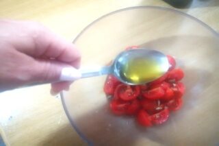 Tagliare i pomodori e condire con olio e sale