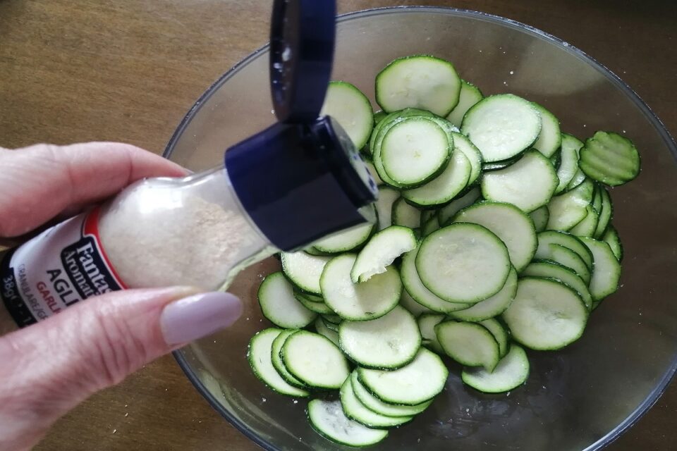 Friggitrice ad aria: rondelle di zucchine con pochissimo olio 