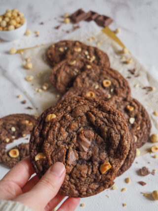 Cookies al doppio cioccolato e nocciole