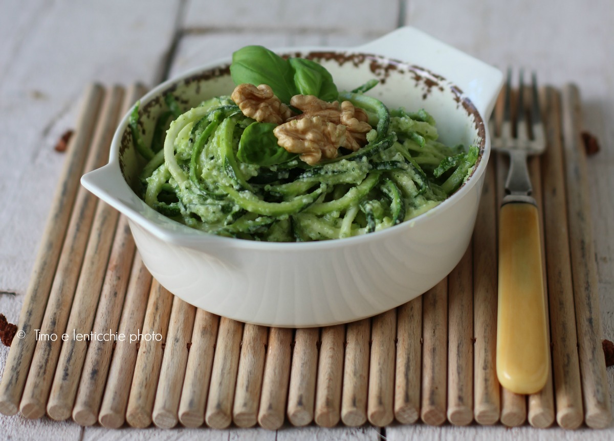ricetta spaghettoni di zucchine raw