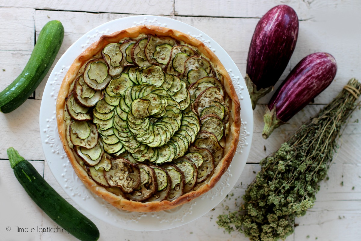 Torta salata alle melanzane striate e zucchine