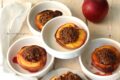 Pesche all'amaretto e cioccolato al forno: ricetta facile senza uova e latte