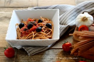 Spaghetti di farro integrale alla puttanesca Spaghetti di farro integrale alla puttanesca