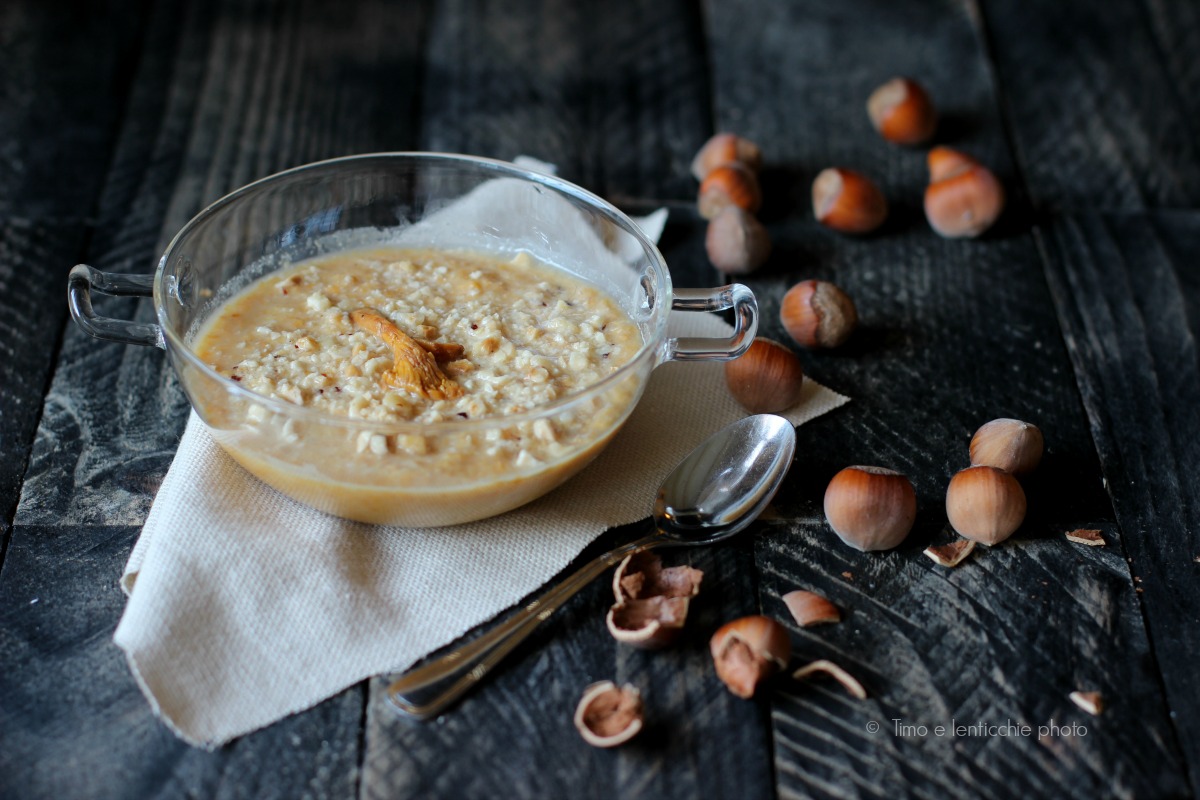 Vellutata finferli e patate con nocciole