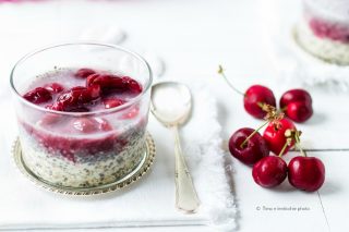Chia porridge alle ciliegie colazione della salute