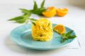 Spaghetti di zucchine gialle a crudo all'arancia e melissa