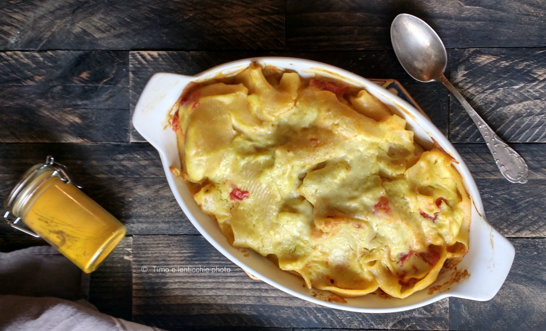 Pasta al forno in besciamella di curcuma