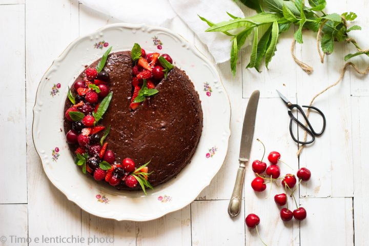Torta all'acqua al cacao e frutti rossi