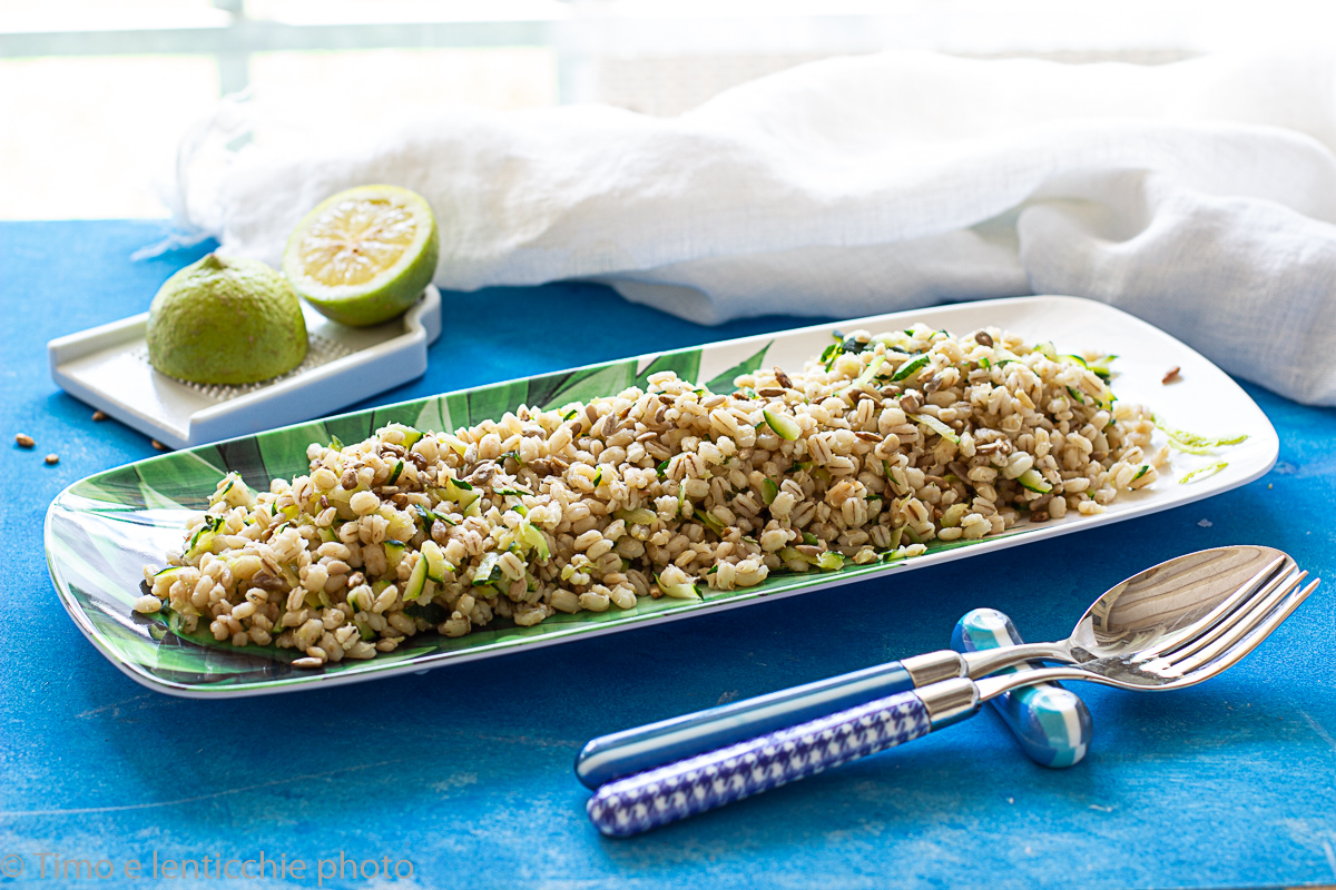 Insalata d'orzo con zucchine e condimento al limone