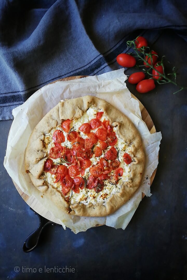 Torta salata galette vegana ai pomodorini