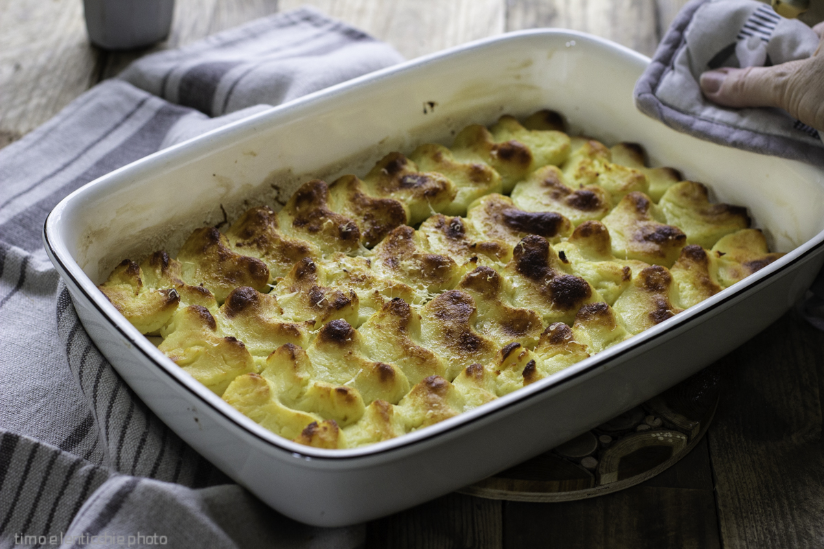 Oggi siamo romantici e gli gnocchi alla romana vegan diventano piccoli cuoricini festivi.