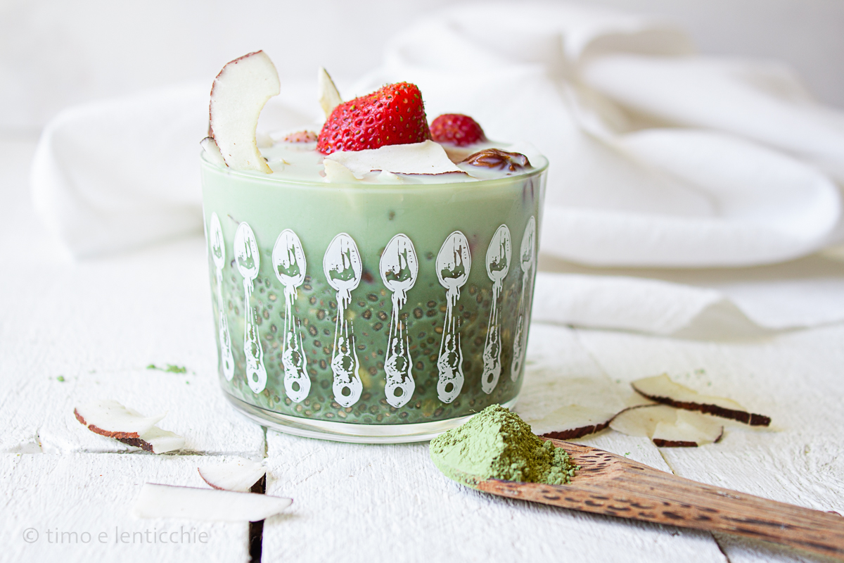 Pudding al tè matcha e fragole