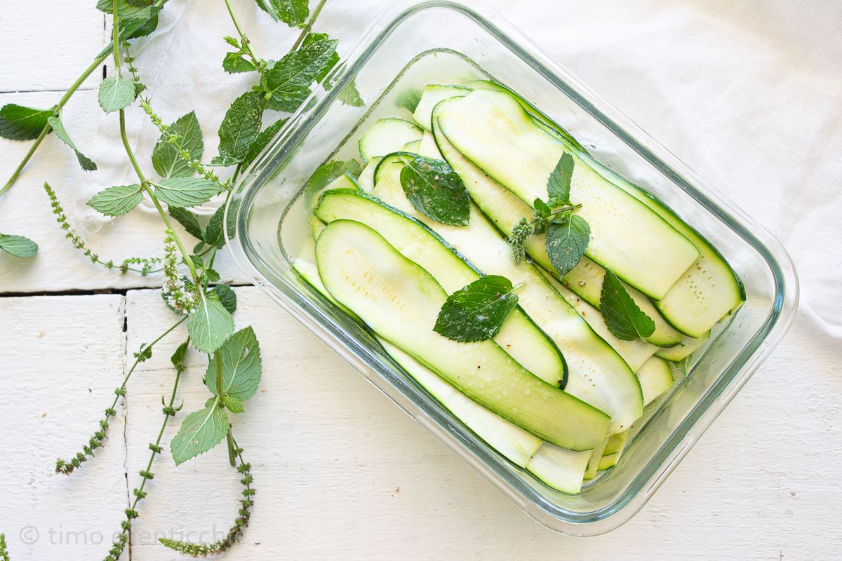 Zucchine marinate alla menta