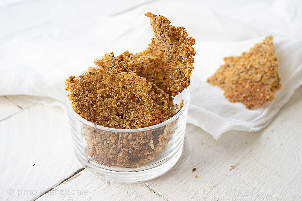 Chips di quinoa alle erbe