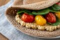 Piadine di grano saraceno con hummus e pomodorini